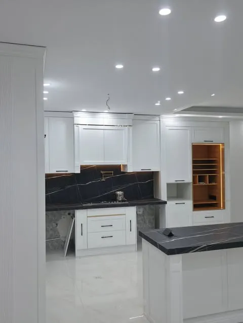 طراحی و پیاده سازی کابینت آشپزخانه سفید مشکی